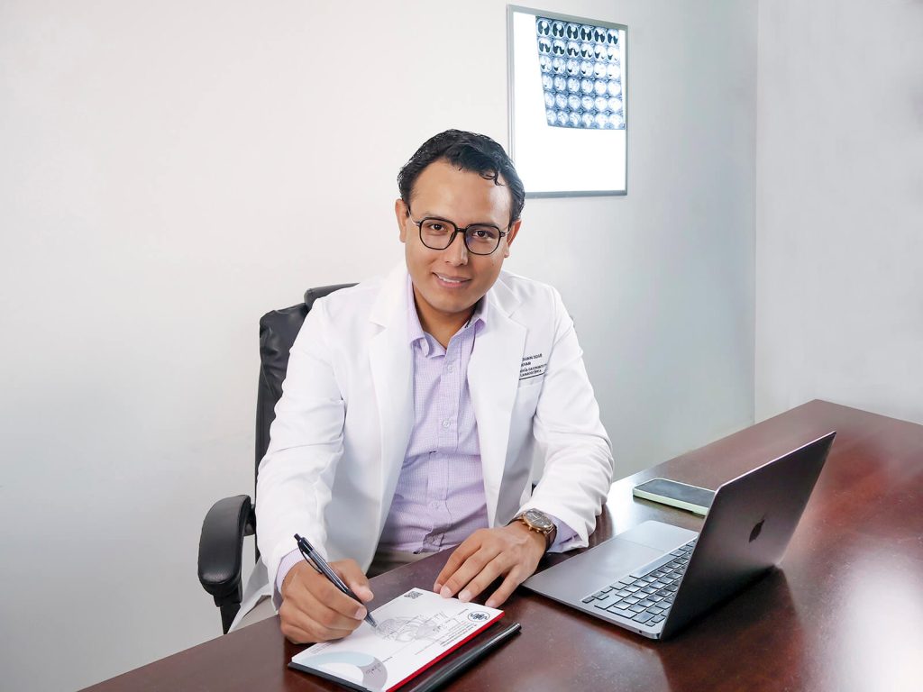 Dr. Juan José Aguiar en consultorio